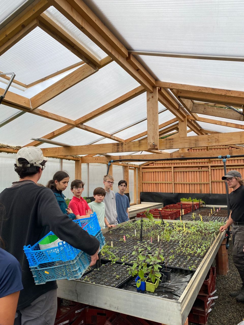 les apprenants ados promenades durant leur stage anglais aux Châteaux des langues